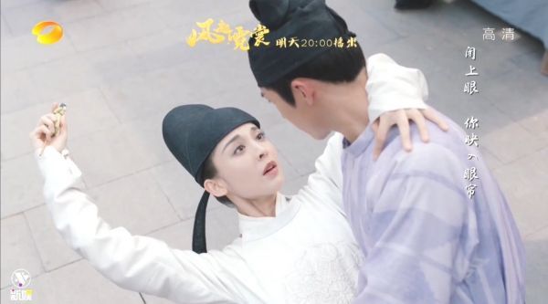 裴行俭马下救美人~也不知道谁规定的，这种时刻男主一定要抱着女主转圈圈，再深情对视30秒~ 反正甜就行了！