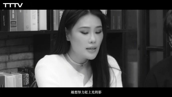 Tia袁娅维在后台与乐队改编了卢广仲的《刻在我心底的名字》……
