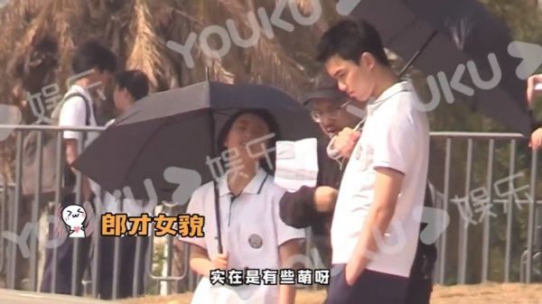吴磊张子枫拍戏校服造型路透,好青春