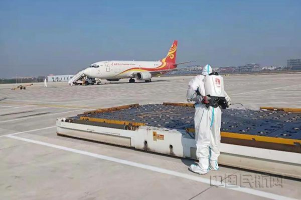 保障结束后消杀人员对保障车辆进行全面消毒