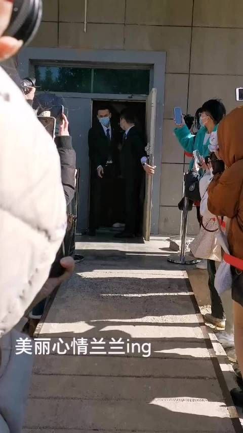 李现 黑色羽绒服红色长裤的现哥……