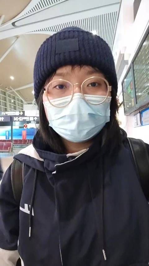 李雪琴过安检的样子像极了我本人 这个经历……