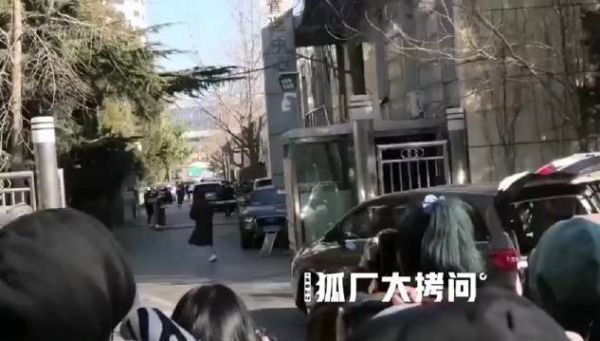 周深 蹦蹦跳跳奔跑还不忘回头打招呼的样子太可爱啦……