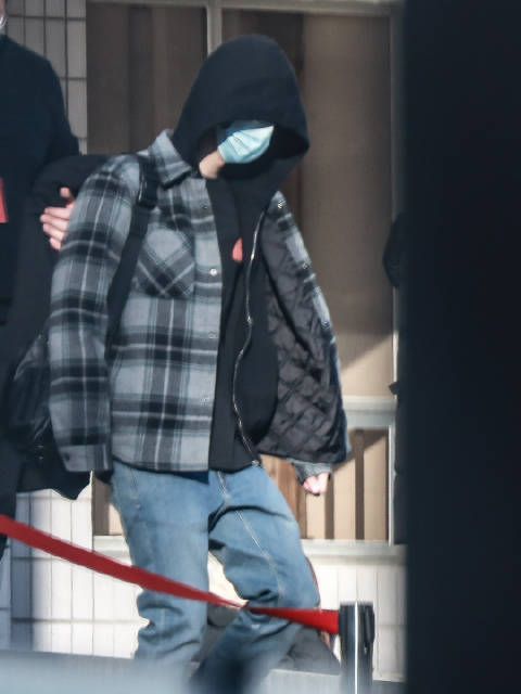 王一博 下班 看到了熟悉的格子外套和卫衣，彩排辛苦啦……