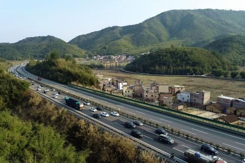2021春运期间,广贺高速广宁路段车流情况