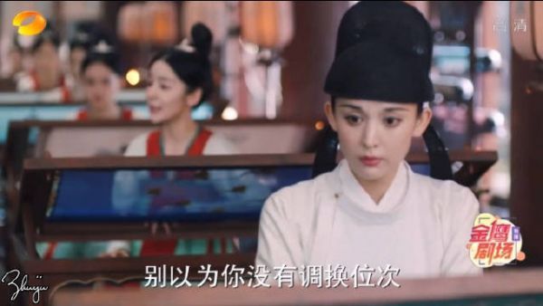 卓锦娘好一招“捧杀”,故意抬高琉璃,靠近琉璃……