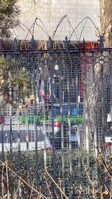 王一博现身央视春晚第四次大联排 下班饭拍 还是熟悉的格子外套……