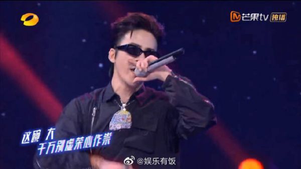 大张伟在《百变大咖秀》上模仿了吴亦凡电音……