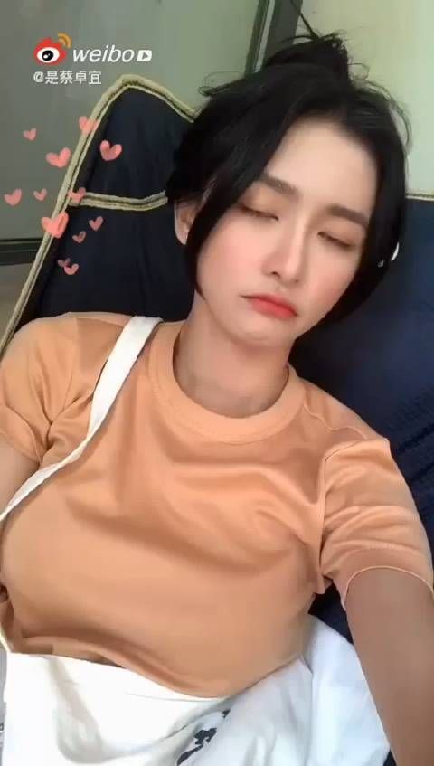 蔡卓宜自从出道以来，一直以甜美长相和笑容吸引到不少粉丝……