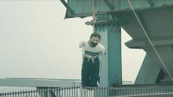 这个男孩一定爱惨了这个女孩吧?