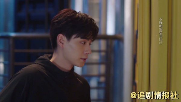 爆甜cut回顾：吴白那件男友衣服 吴白把衣服放到门口递给艾情……