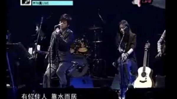 《在水一方》