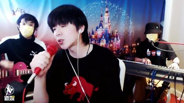 《喜欢你》 唱beyond的经典粤语歌《喜欢你》……