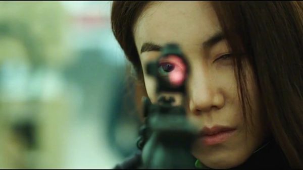 虽然穿着婚纱拿着狙击枪很帅，但是身世是真的惨恶女
