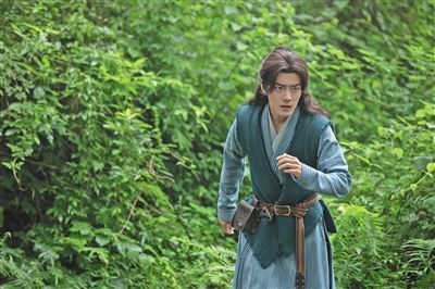 肖战在《斗罗大陆》里饰演唐三，拥有双武魂。
