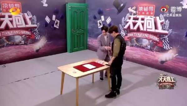 王一博给我看呆了,孩子学得也太快了!洗牌的手法也太专业了吧……