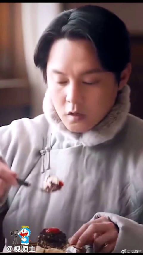 好可爱啊，小仓鼠的吃相，嘴张那么大，就是看不到牙……