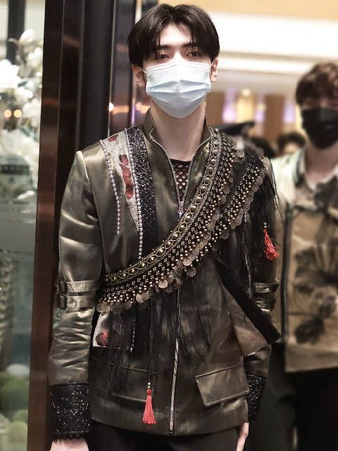 来看看焉栩嘉《曜》舞台饭制直拍 帅哥舞台上就是坠吊的！