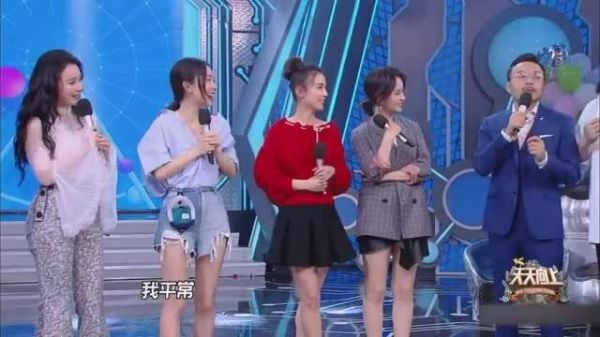 小沐沐不但帅气，还很聪明呢，想吃棒棒糖，就偷偷给汪涵吃槟榔……
