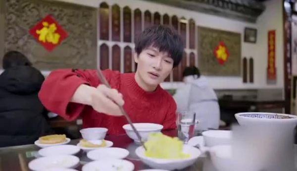  @卡布叻_周深 开启特别服务替粉丝品尝家乡味解锁老北京小吃……