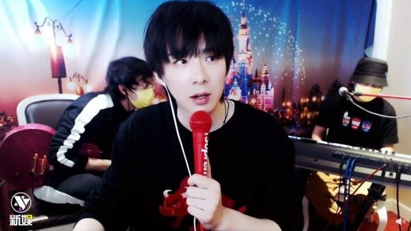 一本正经搞笑 直播途中，宁哥说听到隔壁打起来了，他要去劝架！