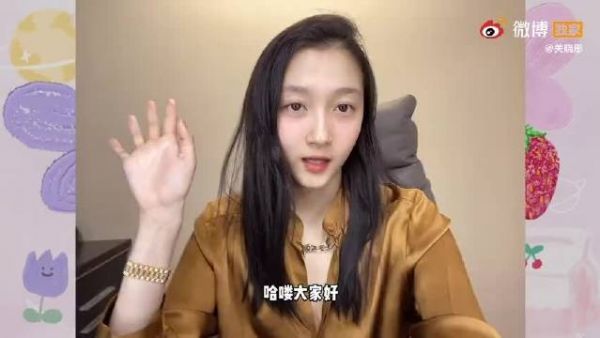 一边化妆一边吃吃吃，还不忘吐槽自己“是嘴馋，不是能吃”……