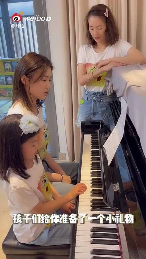 今天是章子怡生日,汪峰晒出了两个女儿弹琴视频为章子怡庆生