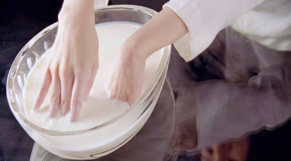 女孩从小把手泡在牛奶里，长大练成神技……