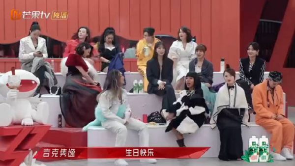 感觉自己也需要去做一个，这美甲效果也是太有个性了……