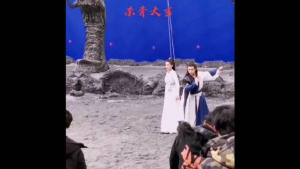 baby在微博晒出凌晨五点的收工自拍……
