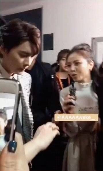 想起了李易峰把被人群冲散的女记者一把拉到了身边……