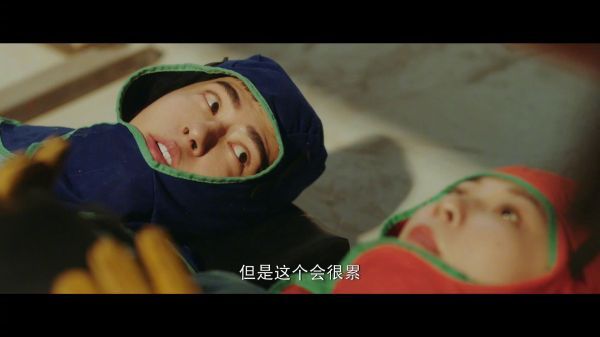 李墨之新剧体验电焊技术，躺在小车车里的样子太萌了！