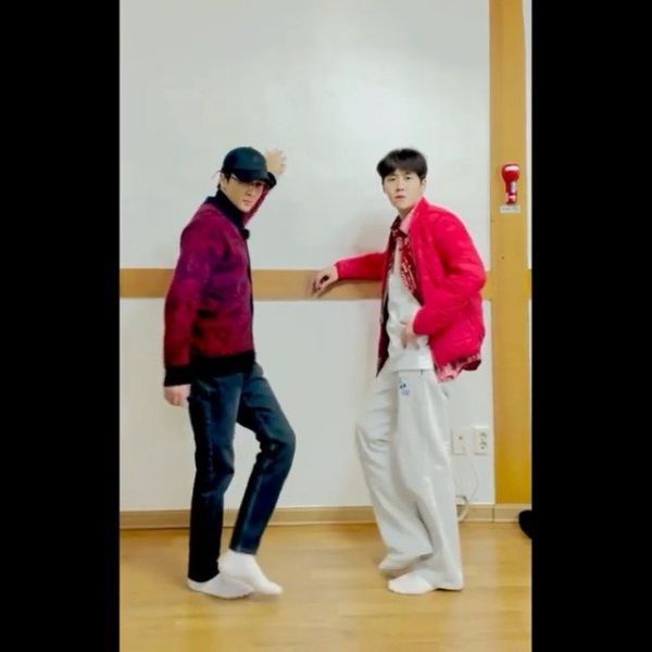歌手RAVI于8日通过INS发布了与金宣虎进行的‘虎challenge’……