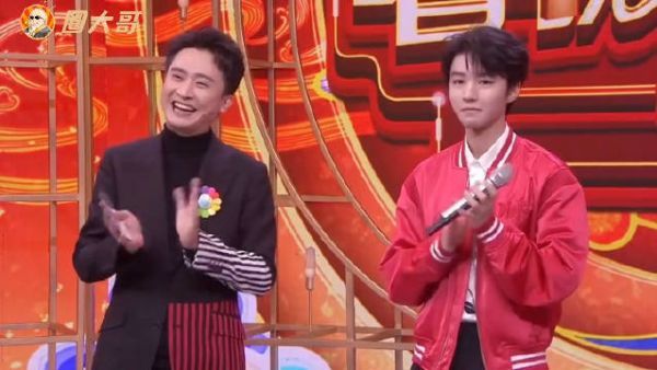 哇，王俊凯一身红色夹克外套亮相春晚舞台……