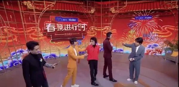 被搂过来的朱一龙的表情笑死了 咋还挺会享受咋得