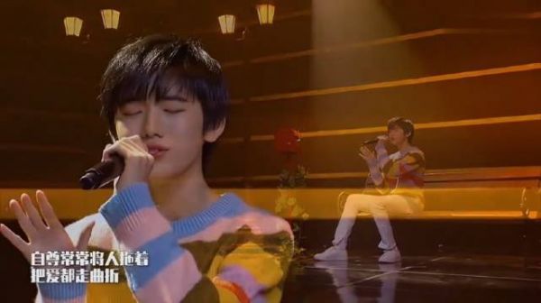 宋亚轩深情演唱《我怀念的》，富有磁性的声音让人着迷！