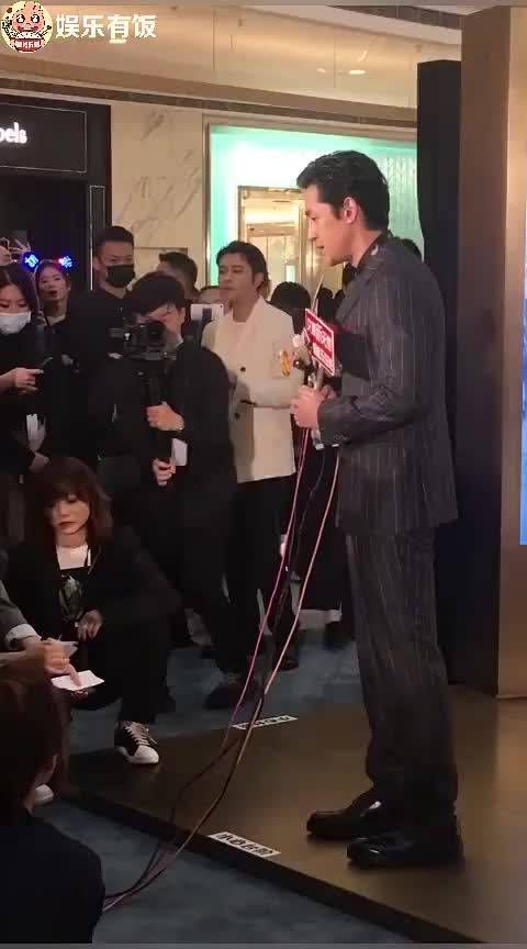 胡歌不仅演技好颜值高，一直以来就很绅士优雅，细节见人品……
