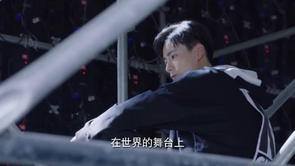 《亲爱的热爱的》 比赛前艾情来给吴白加油,表达了对他的欣赏……