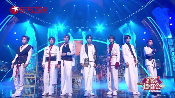 仙气飘飘古风少年@SKY官博 上线，他们选择以电音改编《春泥》……