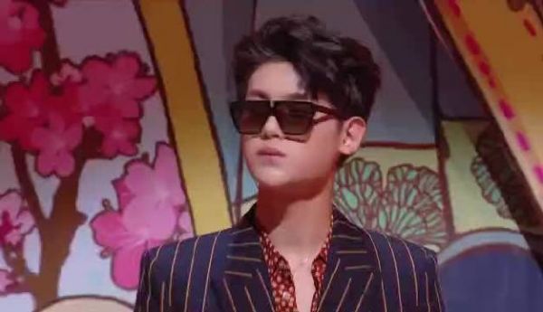  黄明昊……