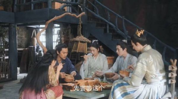 《玲珑》火屠辛吃饭也顽皮，玲珑元一惨被捉弄