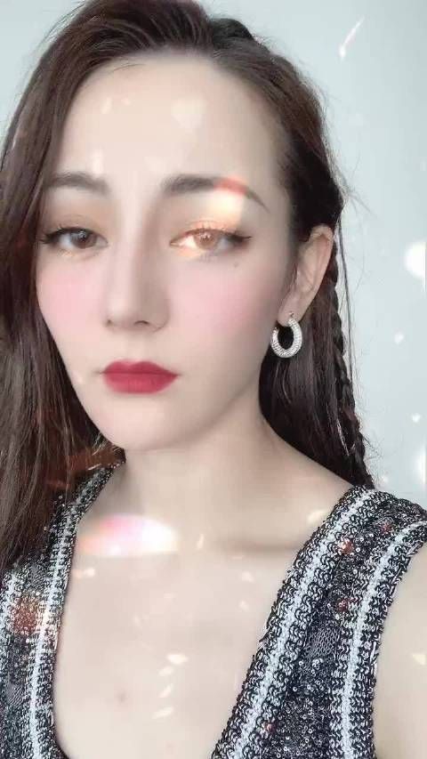迪丽热巴化妆师应该很省心吧，毕竟胖迪素颜也很美啊！