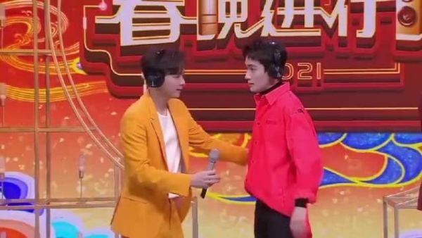 这是我们能看的吗 李易峰就这么顺其自然的搂住了朱一龙的腰……
