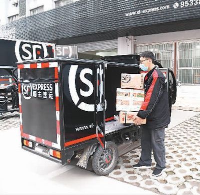 近日,在安徽省合肥市工作的顺丰速运快递配送员李洪强响应“就地过年”的倡议,主动向公司申请春节假期值班。图为2月4日,李洪强将快递装车。 新华社记者 黄博涵摄