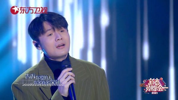 李荣浩的《作曲家》舞美梦幻别致……