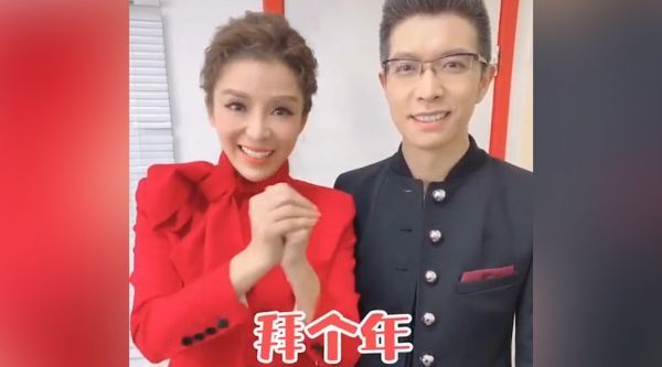 朱广权太皮！和朱迅同框送祝福疯狂抢台词，拉拉扯扯差点翻车