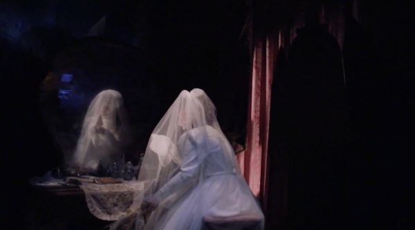 巴黎迪士尼的鬼屋-幽灵庄园，剧情是一个新娘和一个鬼影的故事……