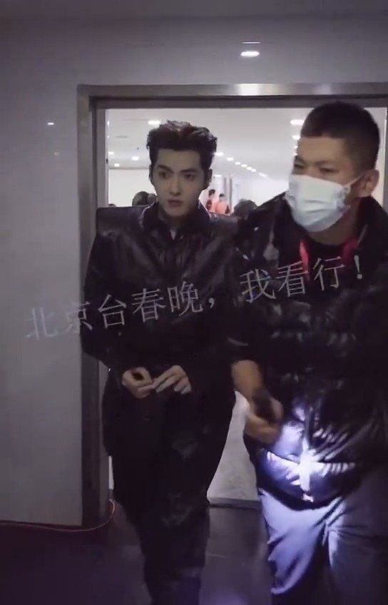 吴亦凡就只是走过来而已,而我就已经想好我们孩子叫啥名了!