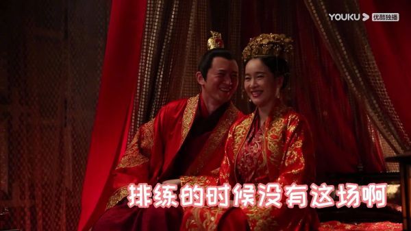 剧里情节紧张严肃……