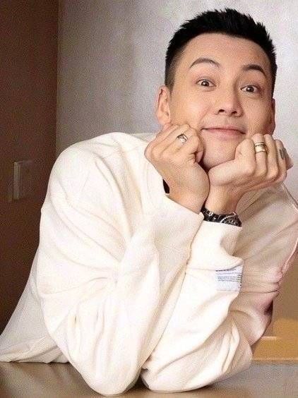 大年三十陈伟霆送大家一副春联,祝大家新年快乐……